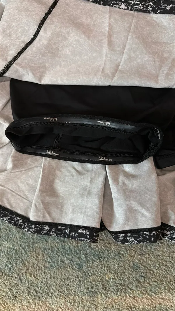 Lululemon Black and White Marble Size 4 Tall Skirt - Image 2