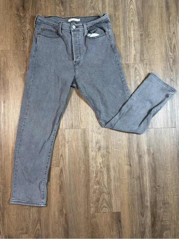 Levi's High-Rise Straight Jeans in Light Blue-Gray Wash - Image 3