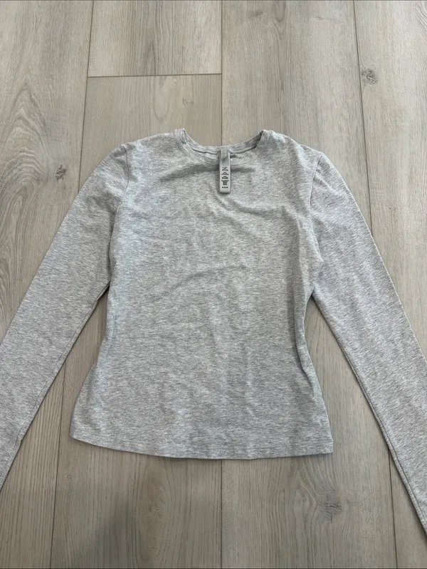 SKIMS Heather Gray Long Sleeve Crew Neck Top - Image 3