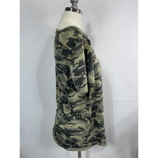 Doe & Rae Camo T-Shirt Women Medium Green Henley‎ Pocket Short Sleeve - Image 2