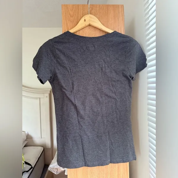 Genuine Merchandise New York Yankees Charcoal Glitter V-Neck Tee - Image 2