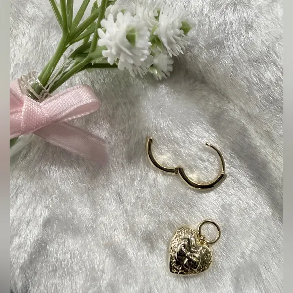 ✨ Kendra Scott x LoveShackFancy Heart Gold Convertible Huggie Earrings - Image 3