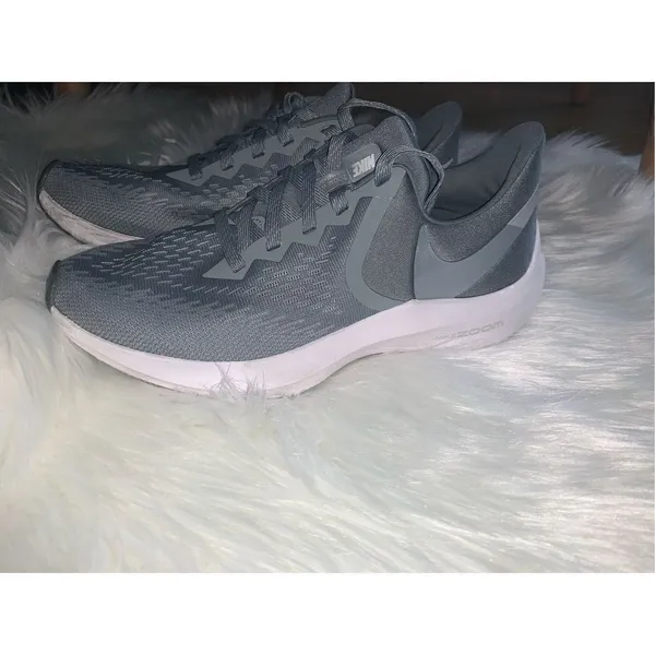 Nike running sneakers size 8  zoom windflow 6 gray - Image 2