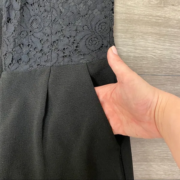 Dynamite Black Lace V Neck Jumpsuit Cap Sleeve Pockets Small - Image 3
