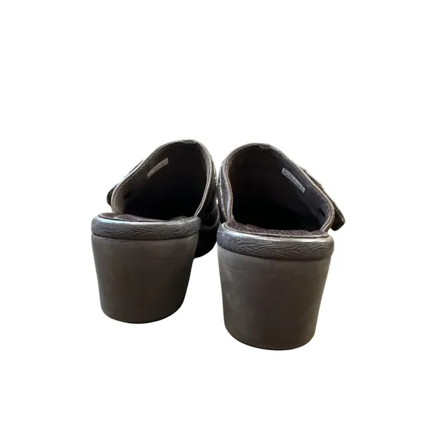 Crocs womens Brown Leather Cobbler Quilted Mules Size 7 SKU 6854 - Image 7