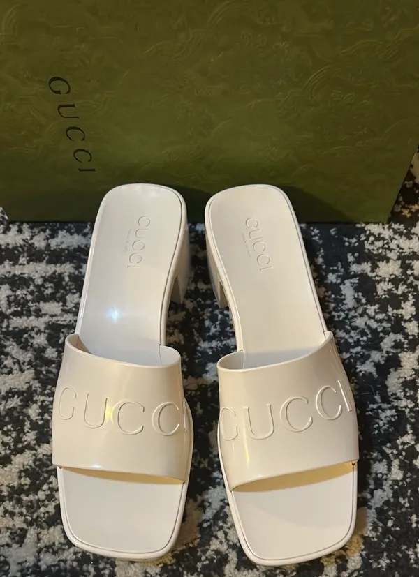 Gucci 60mm Slide Rubber Sandals White size 39 - Image 3