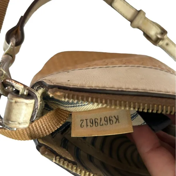 Dooney and bourke vintage beige and white shoulder bag. Needs work - Image 6