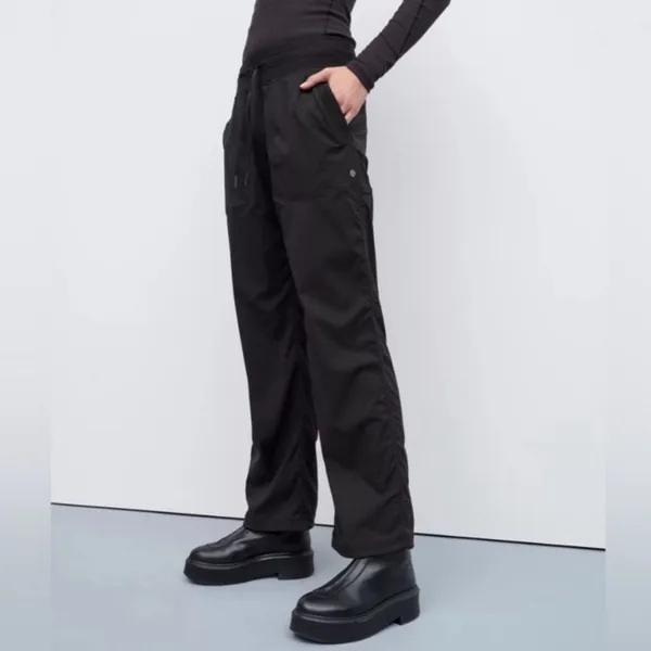 Lululemon lined mid rise studio‎ dance pant size 6 in black ruched leg - Image 3