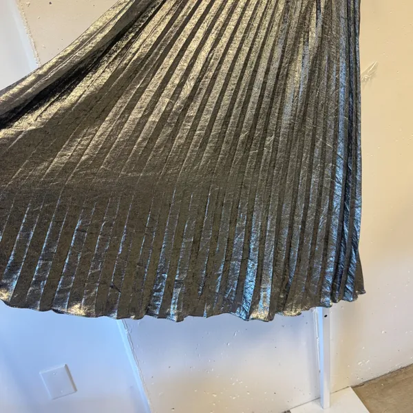 NWT Lucy Paris Metallic Silver Pleated Midi Skirt Charcoal Gray Women's Medium - Image 4