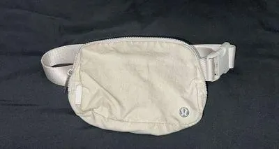 Lululemon Everywhere Belt Bag - Image 4