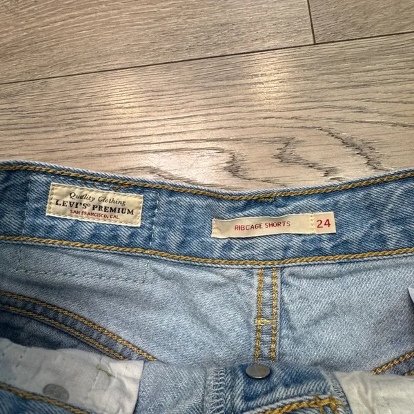 Levi's Premium Ribcage Shorts Light Wash High Rise Denim‎ Cut Off Blue Womens 24 - Image 3