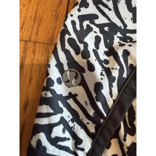 Lululemon Lined Running Shorts Womens 10 Black Print - Image 3
