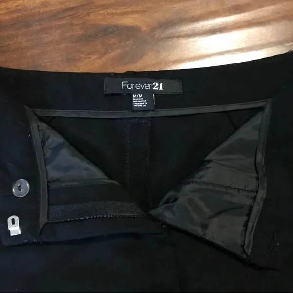 Forever 21 Black Shorts Size Medium - Image 3