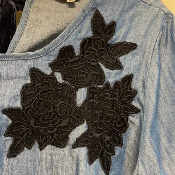 Crown & Ivy denim top with velvet floral appliqué accents & tie size M - Image 3