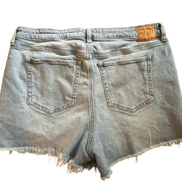 Hollister Distressed Ultra High-Rise MOM Shorts 33”Med Wash Fringe Hem 3” Hem - Image 2