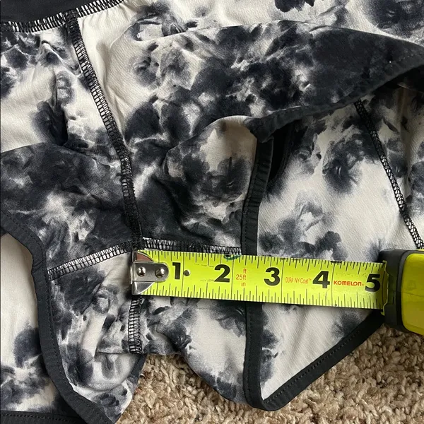 Lululemon Black Roses Speed Up Short Size 6 Black and white - Image 9