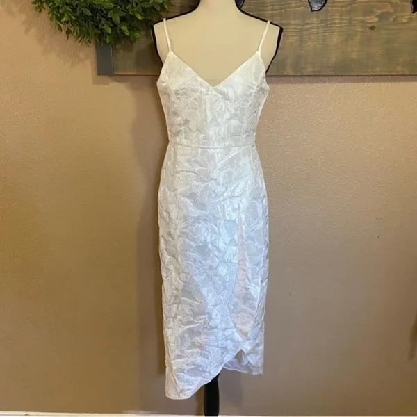 NWOT Lulus White Floral Jacquard Sleeveless Midi Dress - Image 4