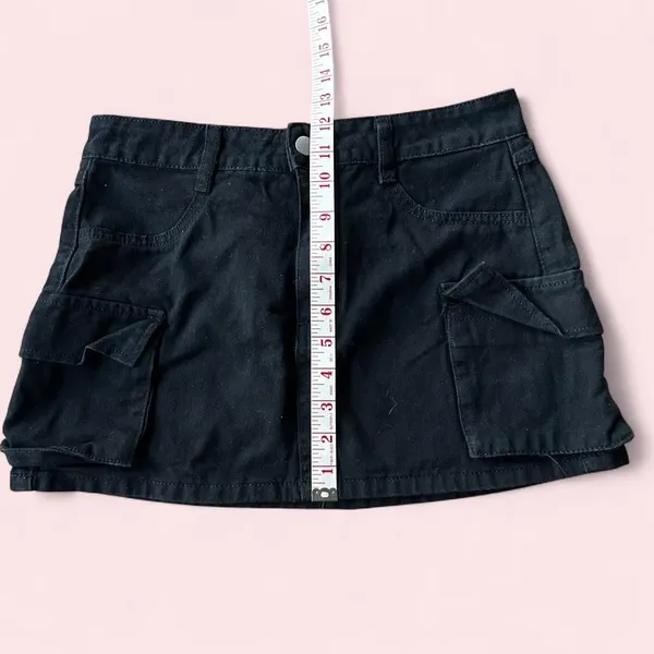 Source Unknown Black low rise cargo mini skirt - Image 4