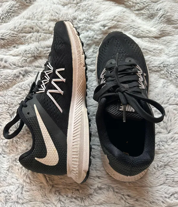 Nike Tennis Shoes - Image 4