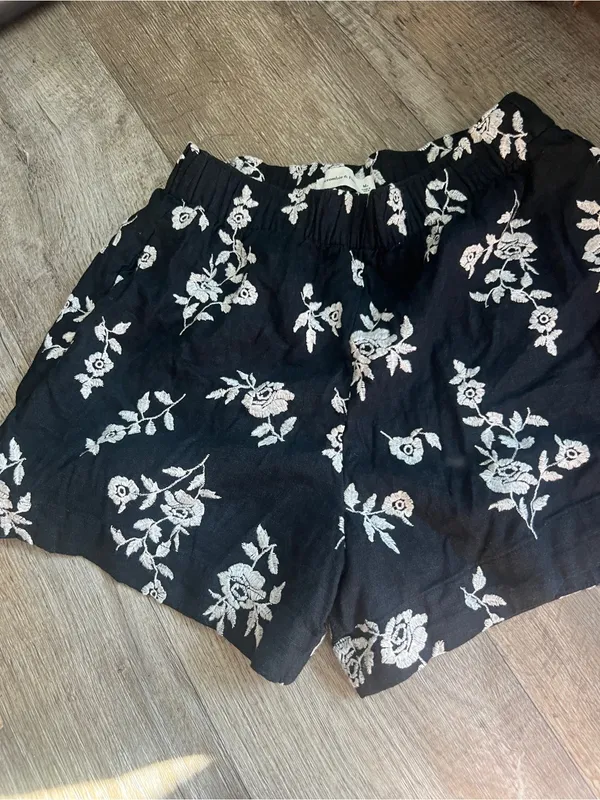 Abercrombie & Fitch Women's Black White linen‎ Embroidered Flower Shorts - Image 8