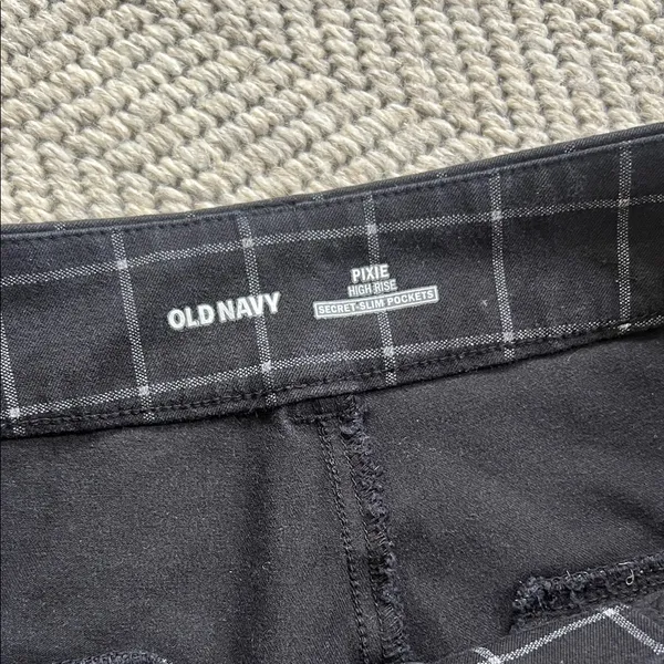 Old Navy Women’s Black Windowpanel Pixie High Rise Pants - Image 3
