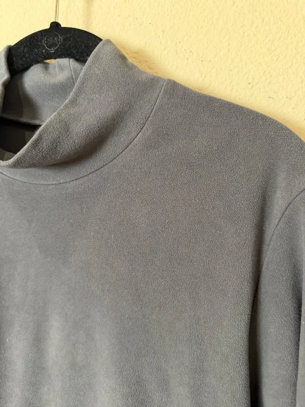 UNIQLO Grey Micro Fleece Mock Neck Athletic Long Sleep Top Size Small - Image 3