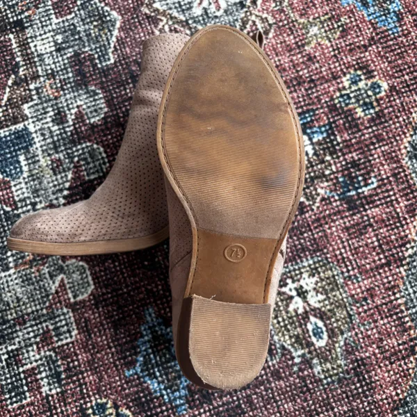 Universal Threads Tan Ankle Boots Size 7.5 - Image 4