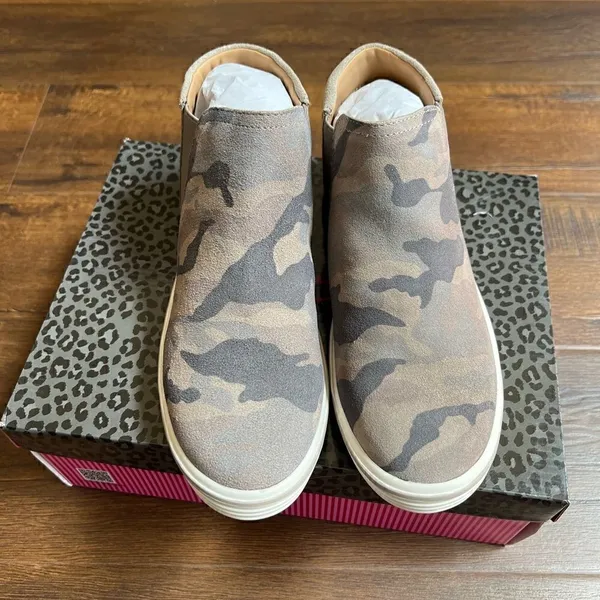 Me Too camo ankle booties - Image 4