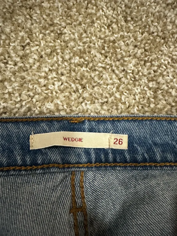 Levi’s Cropped Blue Jeans - Image 5