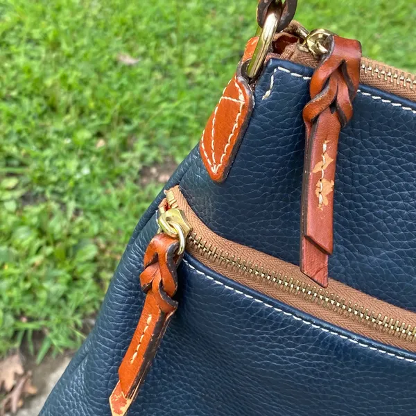 💙🤎 Vintage 80s Dooney & Bourke J9243546 Pebble Grain Leather Navy Blue & Brown Shoulder Bag $268.00 🤎💙 - Image 10