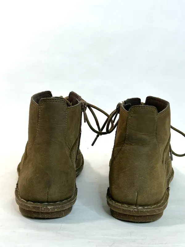 Clarks Tamitha Key Olive Suede Ankle Boots Side Zip Lace up size 7.5 NWOT - Image 6
