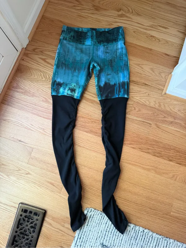 ALO Yoga Blue Teal Abstract Print Leggings with Black Ruched Lower Legs - Size S - Image 7