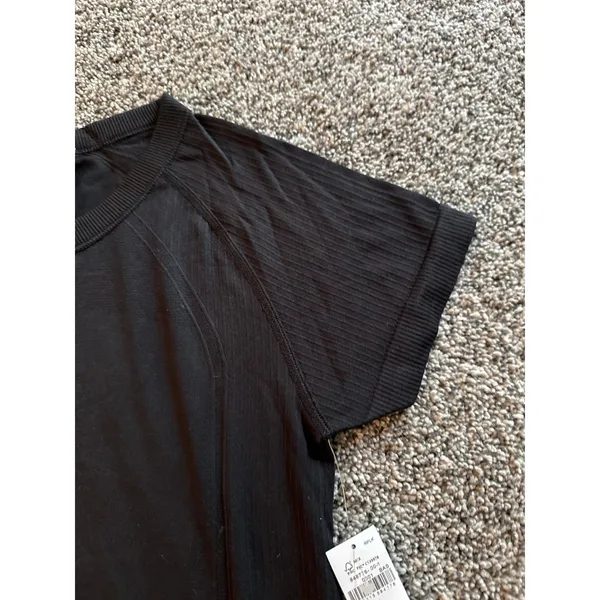 NWT Old Navy Women's Black Fluid Seamless Go Dry Tee Size Small - Image 4