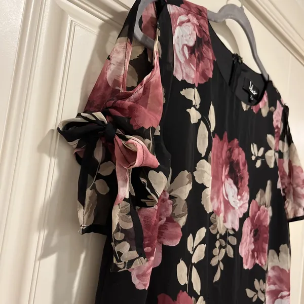 Lulus Black Pink Floral Cold Shoulder Tie Sleeve Shift Mini Dress sz Small - Image 5