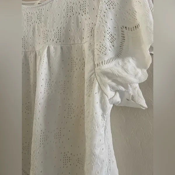 URBAN 🩷 Romantics Top sz M - Image 3
