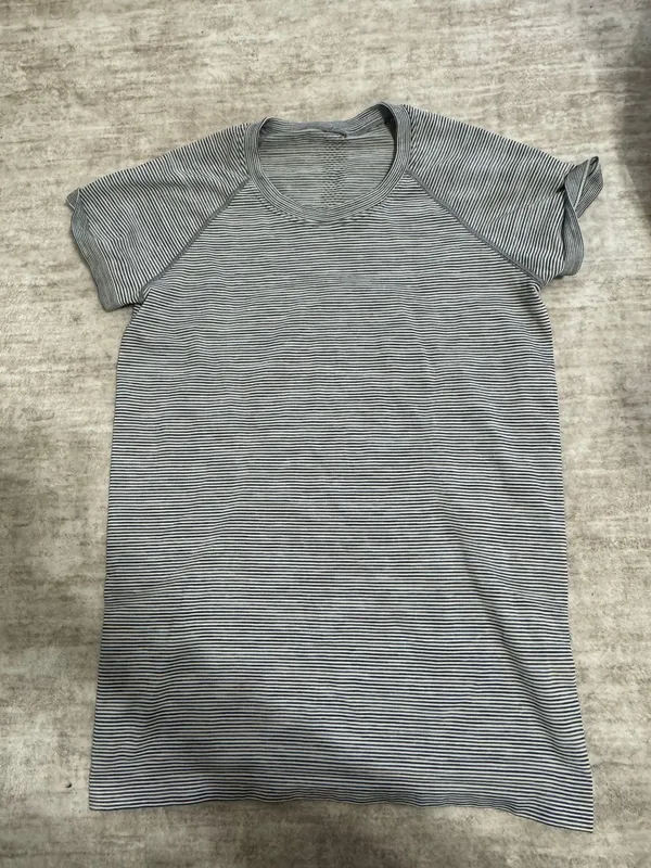 Lululemon Swiftly tech 2.0 short sleeve size 8 - Image 4