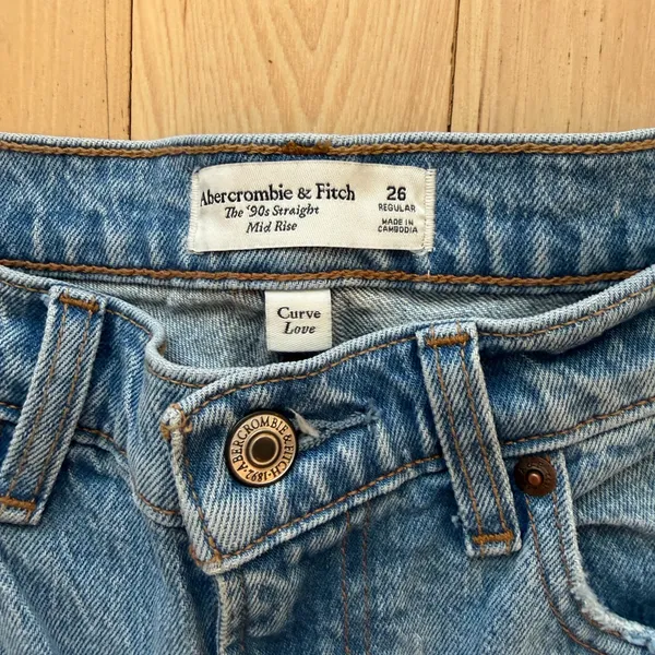 Abercrombie & Fitch 90s Straight denim jeans in a light wash with a raw hem! - Image 5