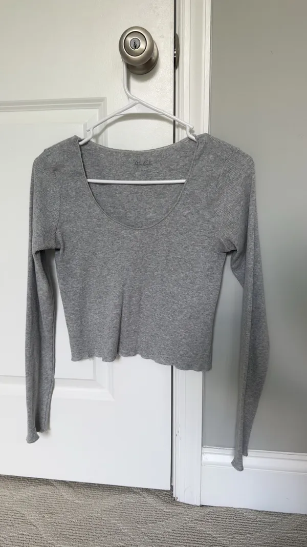 Grey Brandy Melville Long Sleeve Ribbed Crop - Image 3