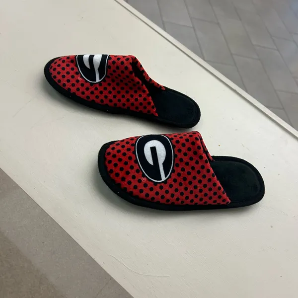 Georgia Red and Black Logo Slippers-no flaws! 8 - Image 4
