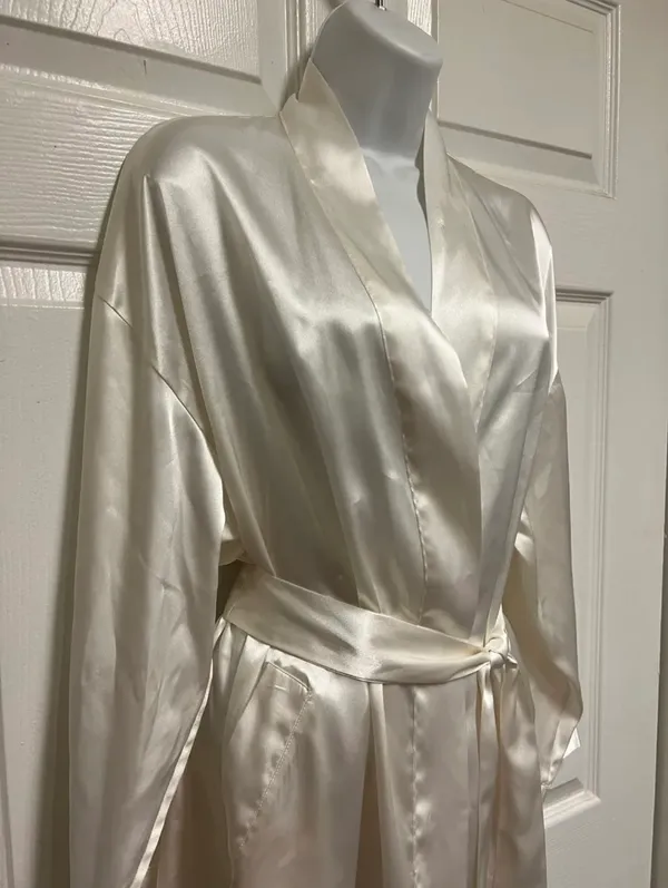 Victoria’s Secret White 3/4 Length Satin Robe - Image 3