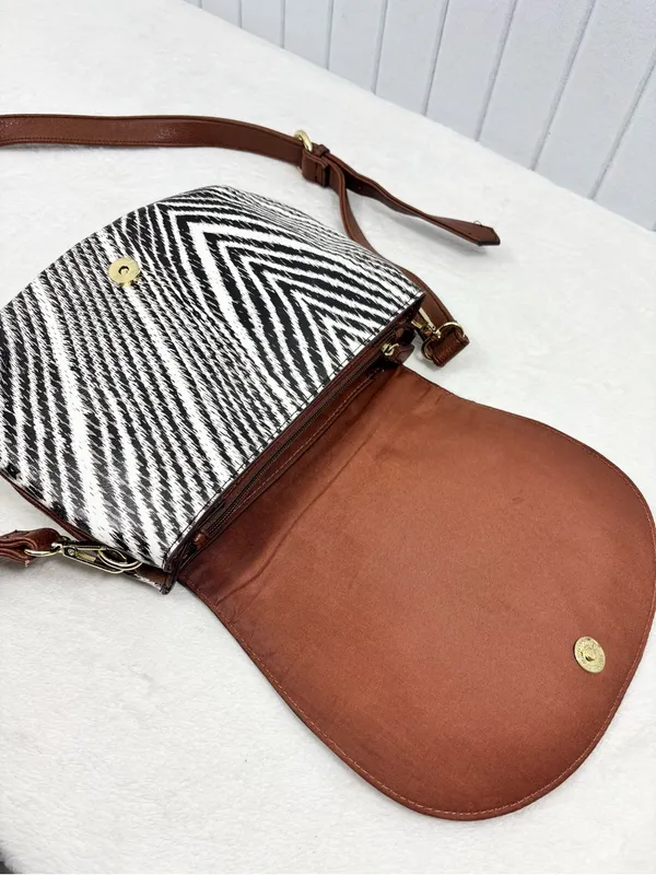Liz Claiborne Black & White Chevron Crossbody with Brown Trim - Image 6