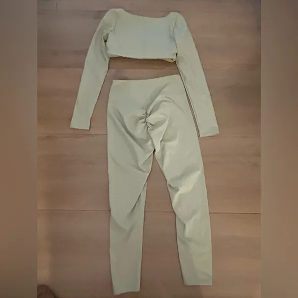 NEW 2 Pc Crop Top & Yoga Pants Long Sleeve Workout S - Image 2