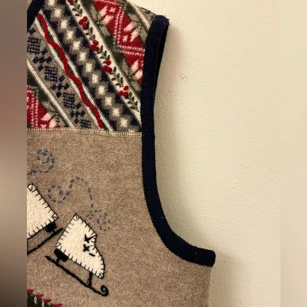 Woolrich Embroidered Skates Santa Christmas Holiday Sweater Vest Womens XL. - Image 7