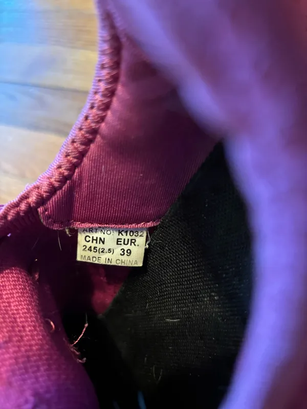 Purple sneaker size EU 39 or 9 - Image 3