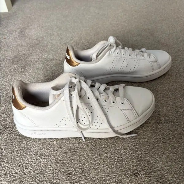 Women’s Adidas Essentials Advantage Shoes white/gold - Image 3