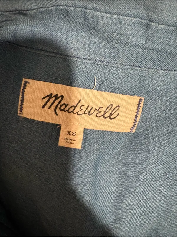Madewell Lightweight 100% Cotton Button-Up Shirt in Chambray Blue - Image 4