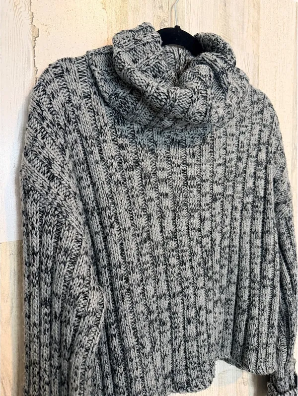 Urban Outfitters Women’s M/M Gray Chunky Knit Cropped Cowl Neck Sweater - Image 3