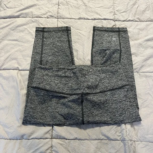 NWOT Victoria's Secret VSX Sport Knockout Capri Leggings - Image 3