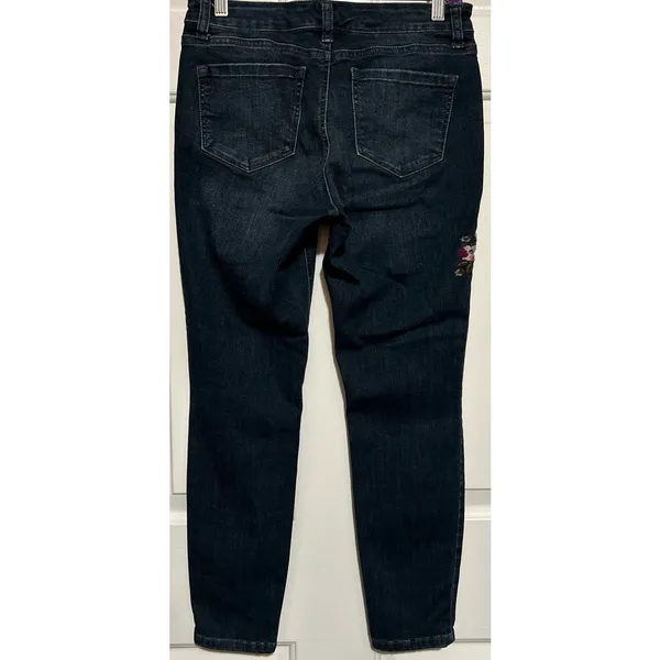 Crown & Ivy Petite Skinny Blue Jeans w/Floral‎ Pink Embroidered Design Size 6PR - Image 2