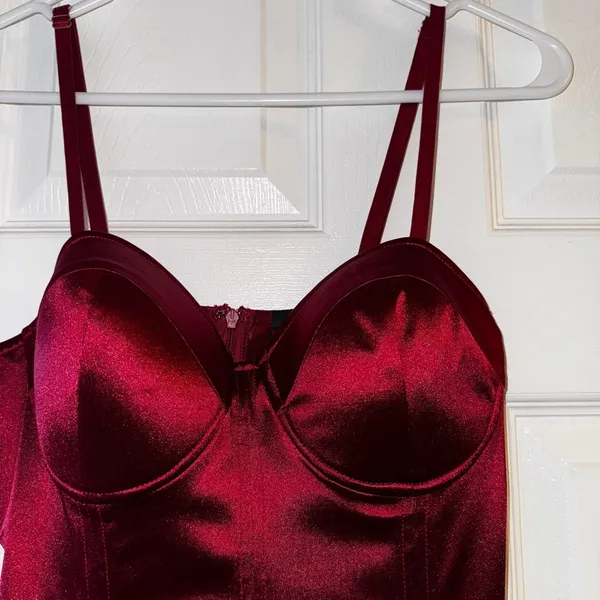 Elegant burgundy midi dress - Image 2